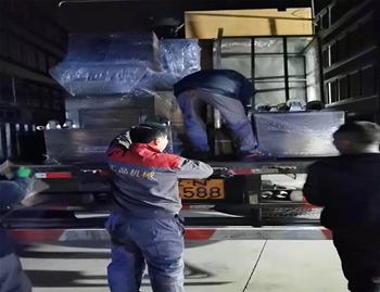 80針鹽水注射機(jī)、200L不銹鋼料車、操作平臺(tái)發(fā)往內(nèi)蒙赤峰