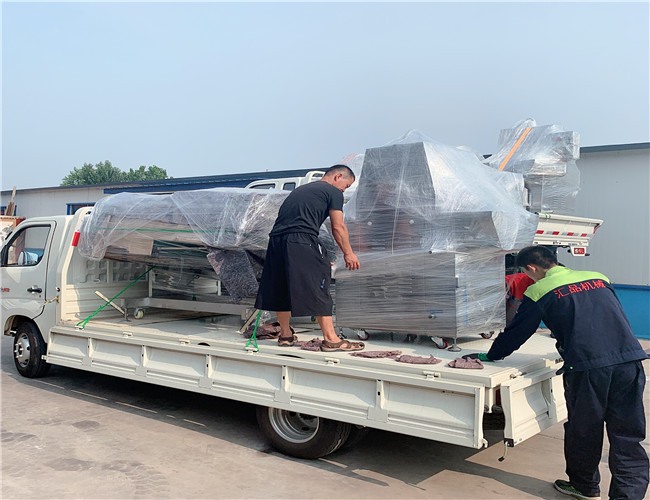 匯品牛肉鹽水注射機(jī)，滾動真空包裝機(jī)發(fā)往河南