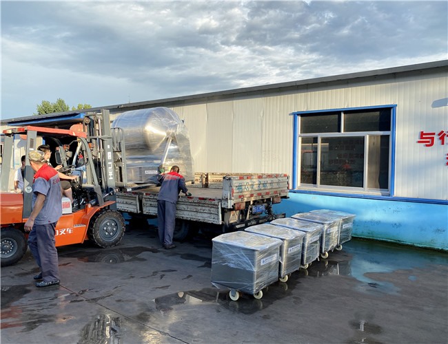 800L變頻水冷真空滾揉機(jī)1臺，200L料車5臺，發(fā)往沂水