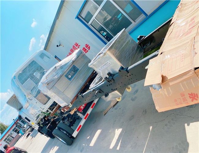 600雙室真空包裝機1臺，200L料車2臺發(fā)往河南漯河