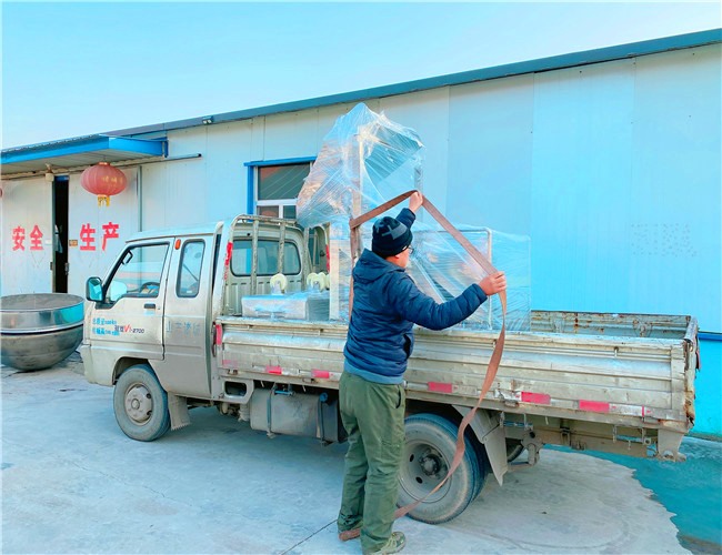 滾揉機(jī)專用液壓上料器1臺(tái)，可提升專用200L不銹鋼料車2臺(tái)，發(fā)貨深圳