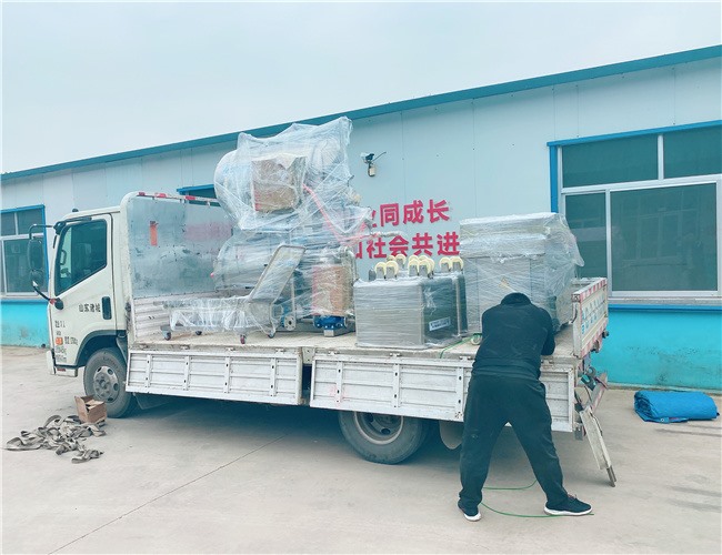 700雙層殺菌鍋、600雙室真空包裝機(jī)、200L不銹鋼料車，發(fā)貨河南許昌