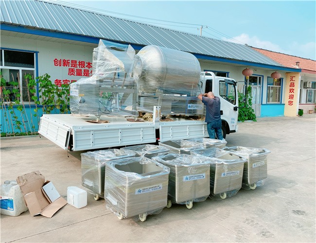 1200L真空滾揉機(jī)配液壓上料器加8臺可提升專用料車，發(fā)貨湖南常德