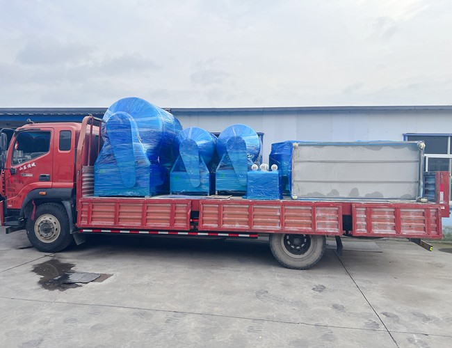 河南食品廠訂購真空滾揉機3臺，煮鍋2臺，晾肉架1臺，料車2臺發(fā)貨