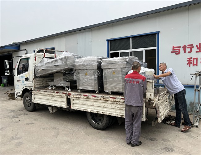江蘇食品廠訂購(gòu)真空包裝機(jī)3臺(tái)，發(fā)貨現(xiàn)場(chǎng)