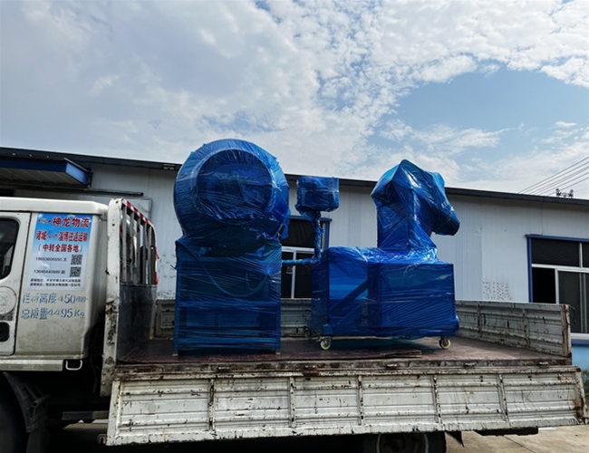 廣東魚片加工企業(yè)定制款滾揉機(jī)2臺(tái)搭配液壓上料器、提升料車發(fā)貨