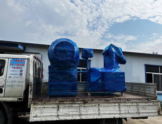 廣東魚片加工企業(yè)定制款滾揉機2臺搭配液壓上料器、提升料車發(fā)貨