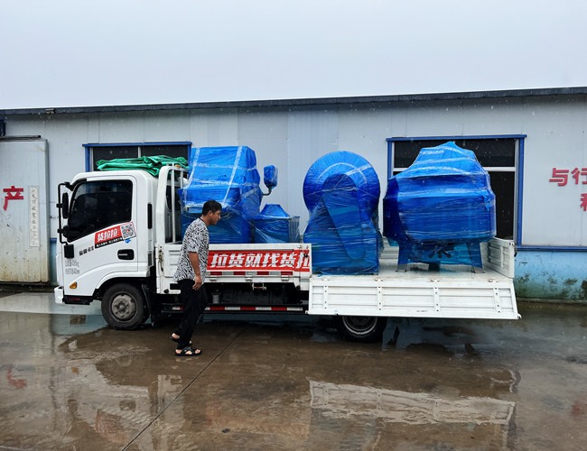 河南牛肉加工廠定制夾層鍋，氣動(dòng)鹽水注射機(jī)，真空滾揉機(jī)發(fā)貨