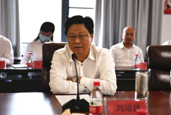 集團(tuán)新招錄員工到礦山接受實(shí)踐鍛煉歡迎儀式新聞稿251.png 集團(tuán)新招錄員工到礦山接受實(shí)踐鍛煉歡迎儀式新聞稿251.png