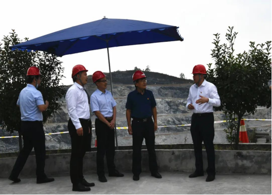 集團(tuán)新招錄員工到礦山接受實(shí)踐鍛煉歡迎儀式新聞稿1401.png 集團(tuán)新招錄員工到礦山接受實(shí)踐鍛煉歡迎儀式新聞稿1401.png