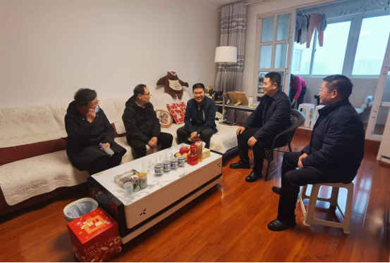 黨建引領聚合力 走訪慰問暖人心—產業(yè)集團開展春節(jié)走訪慰問老黨員活動550.png